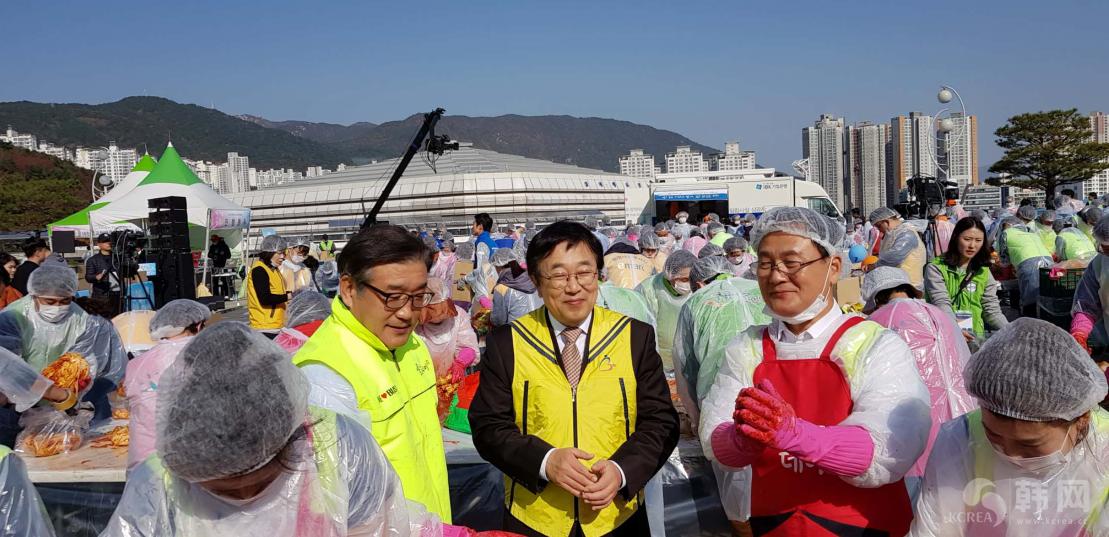 韩国新知识人协会于釜山主办“分享爱，分享泡菜”活动