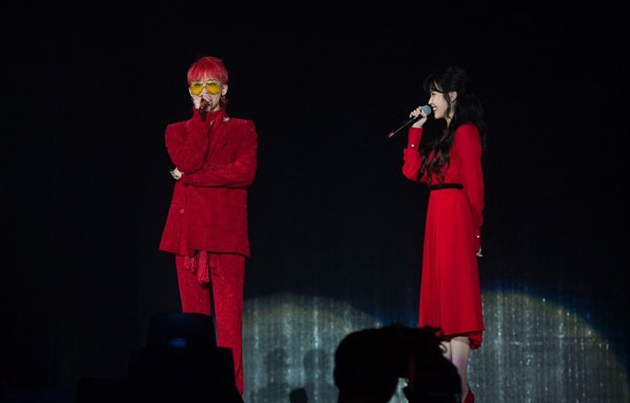 左G-Dragon  右IU