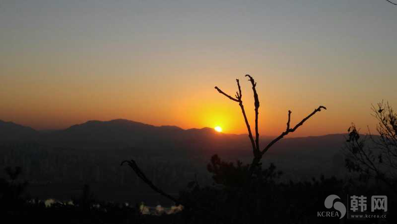 2018新年在首尔峨嵯山顶观看日出之景，许下新年愿望