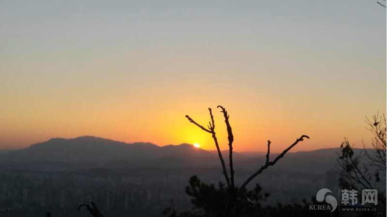 2018新年在首尔峨嵯山顶观看日出之景，许下新年愿望