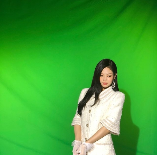 组合black pink成员JENNIE公开了画报拍摄花絮照