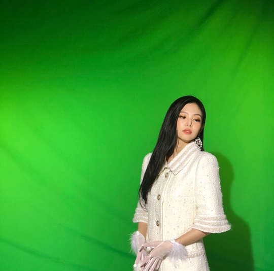 组合black pink成员JENNIE公开了画报拍摄花絮照