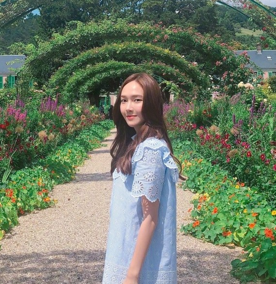 郑秀妍蓝色连衣裙漫步花园笑容甜美