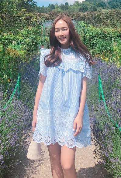 郑秀妍蓝色连衣裙漫步花园笑容甜美