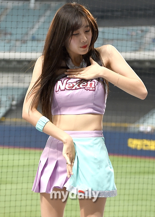 韩国啦啦队女郎性感热舞助阵职业棒球联赛