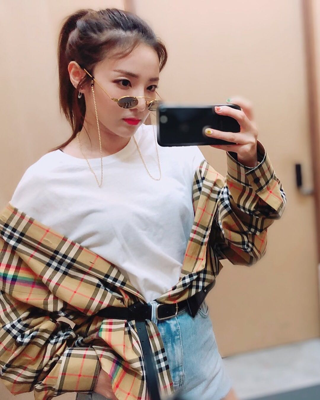 鬼灵精怪的Sandara朴私下美照