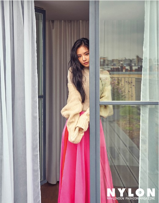 A-PINK成员孙娜恩法国巴黎时装照展现多样魅力