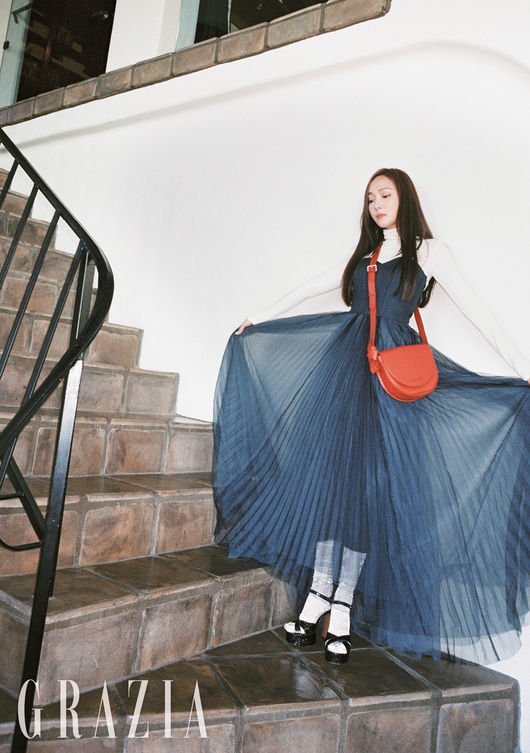 郑秀妍最新写真复古印花优雅时尚，长腿纤细锁骨迷人