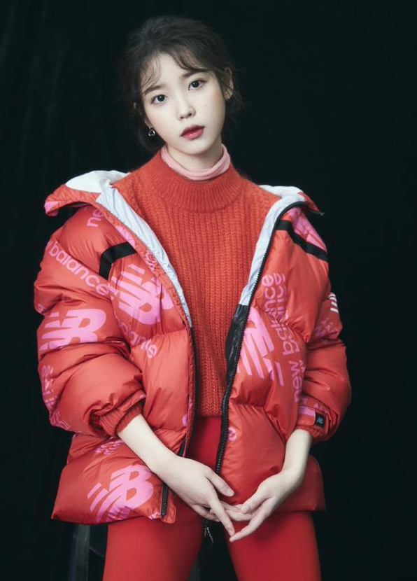 IU最新冬装宣传照 穿羽绒服清纯依旧