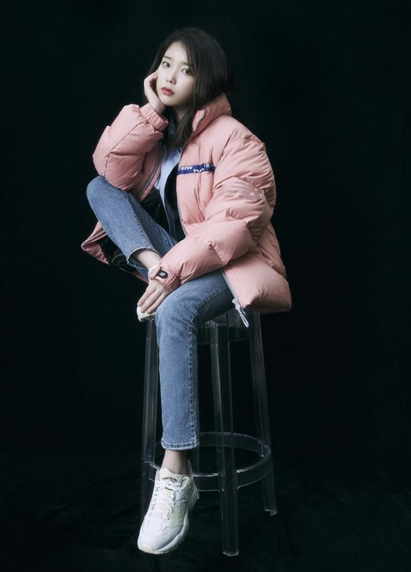 IU最新冬装宣传照 穿羽绒服清纯依旧