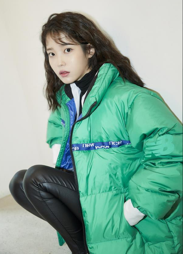 IU最新冬装宣传照 穿羽绒服清纯依旧