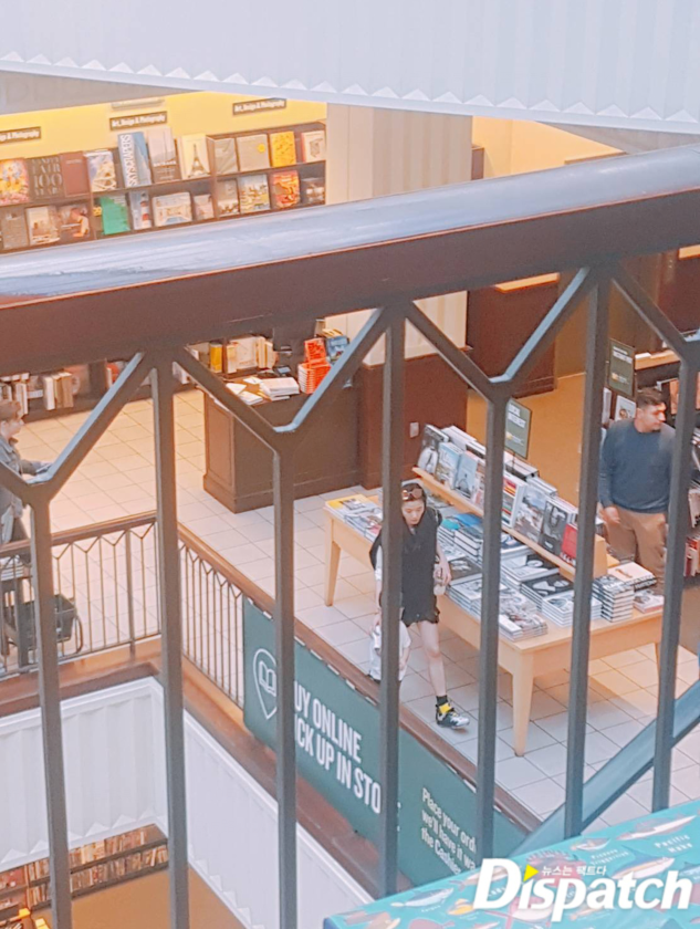 全智贤两岁儿子首度曝光一家游美国逛书店