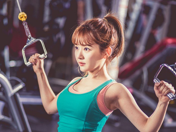 尹颂雅健身主题照展示常年锻炼完美比例身材