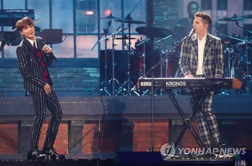 11月6日，首届MBC PLUS x Genie音乐颁奖礼在仁川南洞体育馆举行，BTS和查理·普斯（右）同台献艺。（韩联社)