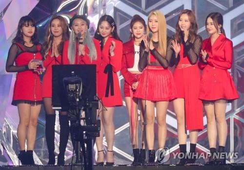 11月6日，在仁川南洞体育馆举行的首届MBC PLUS x Genie音乐大奖颁奖礼上，MOMOLAND获奖后发表感言。（韩联社)