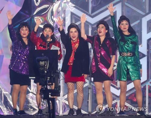 11月6日，在仁川南洞体育馆举行的首届MBC PLUS x Genie音乐大奖颁奖礼上，Celeb Five获奖后发表感言。（韩联社)