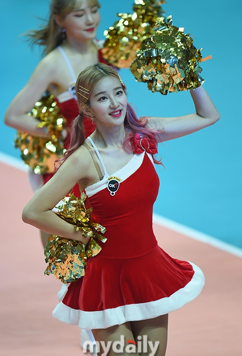 韩国职业排球比赛职业啦啦队装扮成圣诞女郎