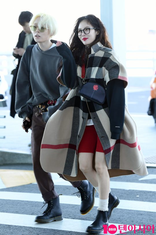 泫雅与男友金孝宗甜蜜亮相仁川机场准备前往法国