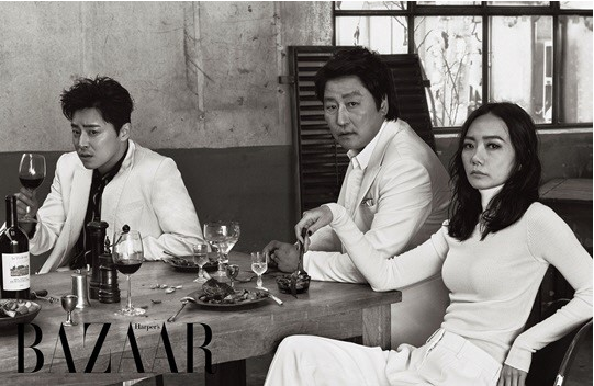 《毒品王》的三名主演宋康昊、裴斗娜、曹政奭近日携手杂志写真魅力十足