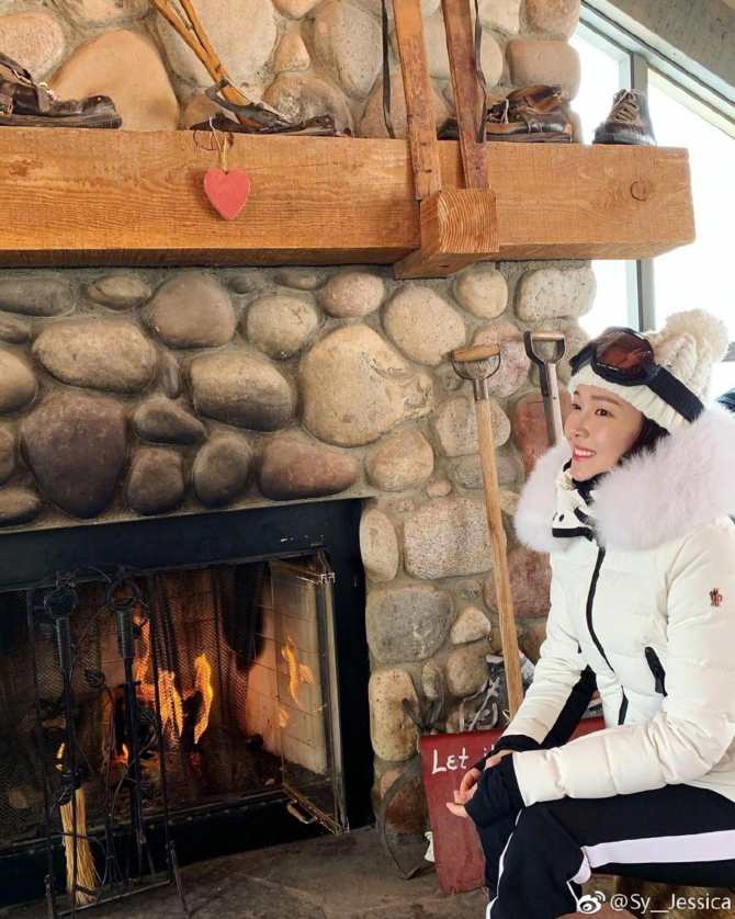 Jessica郑秀妍晒高山滑雪美照庆祝圣诞节坐火炉旁笑容甜美