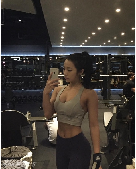 韩国健美教练沈第一婚后短发造型大秀完美身材翘臀
