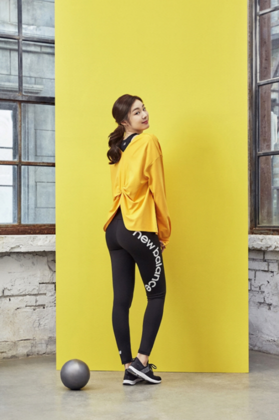 金妍儿运动品牌最新宣传照身材纤细退役五年无变化