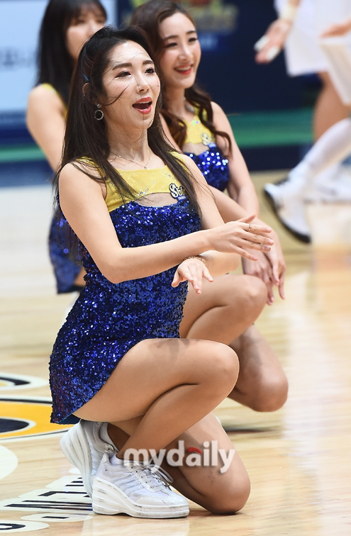 啦啦队女郎激情性感热辣舞蹈助力仁川职业篮球比赛
