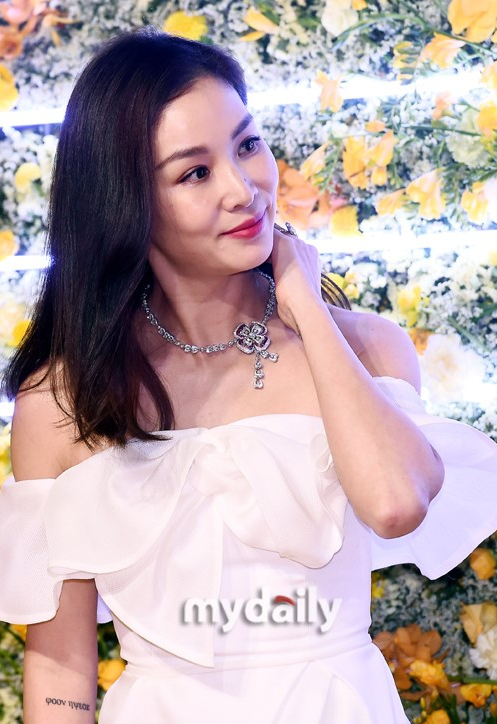 张东健妻子高小英戴奢华珠宝亮相品牌活动满脸洋溢着幸福