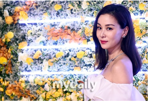 张东健妻子高小英戴奢华珠宝亮相品牌活动满脸洋溢着幸福