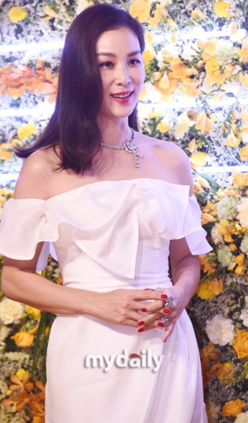 张东健妻子高小英戴奢华珠宝亮相品牌活动满脸洋溢着幸福