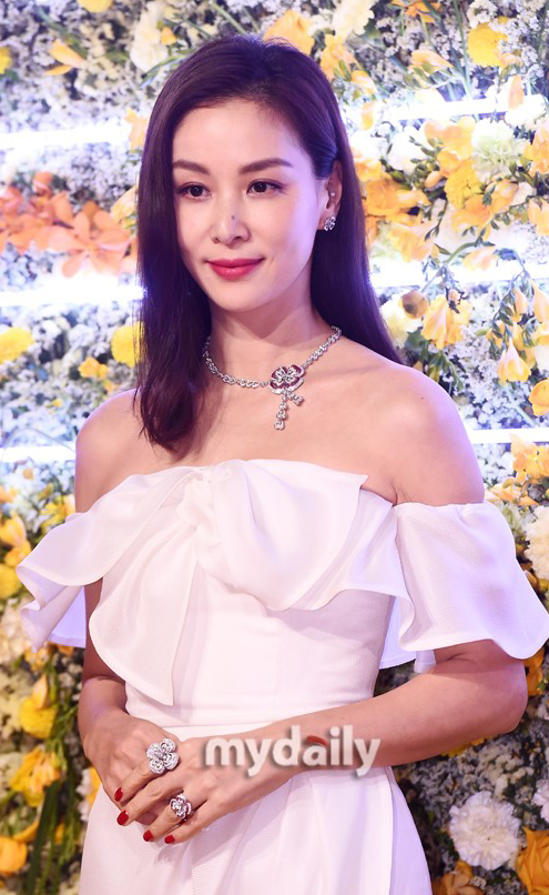 张东健妻子高小英戴奢华珠宝亮相品牌活动满脸洋溢着幸福