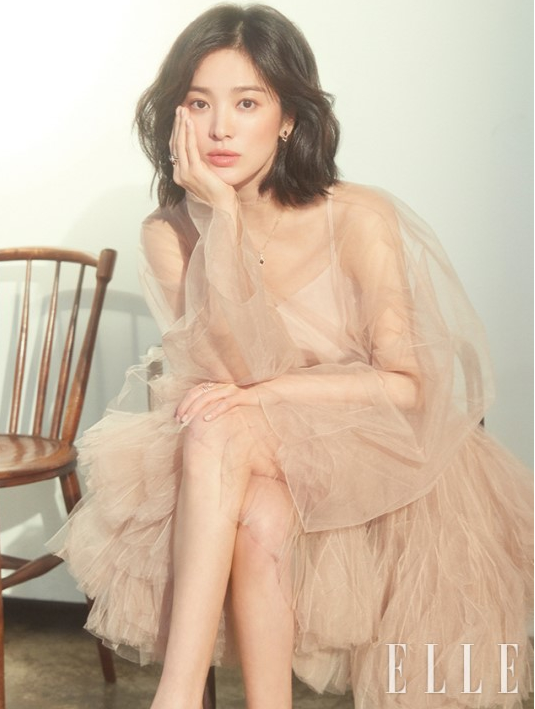 宋慧乔最新杂志封面蓝裙气质柔美春意浓