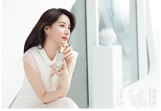 李英爱时装杂志照尽展优雅迷人魅力