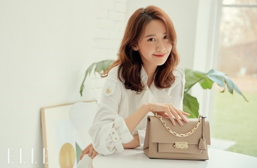 少女时代成员允儿春季照公开碎花装散发春季气息