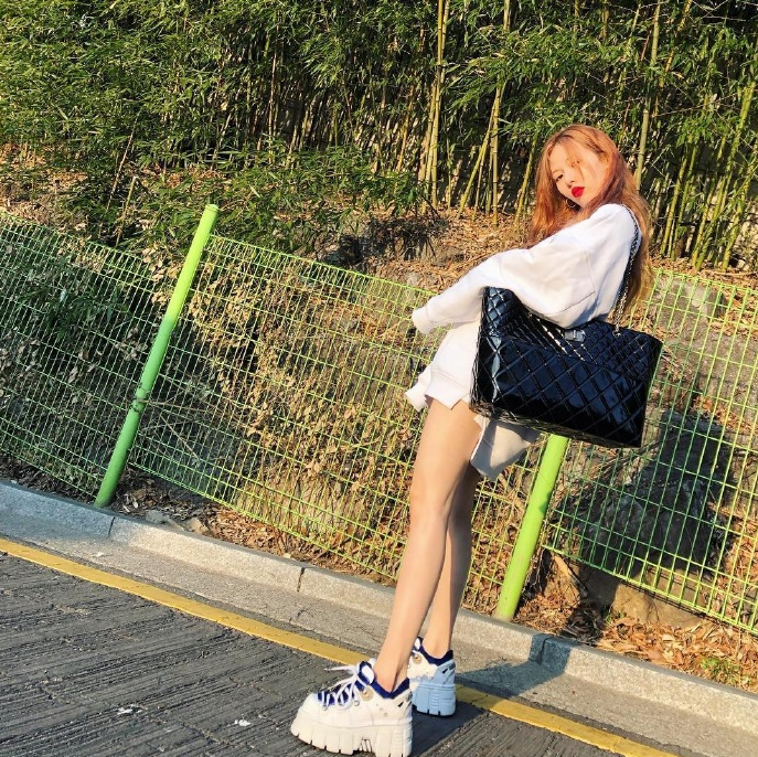 金泫雅晒美照着简单的白色T恤也挡不住的逆天长腿