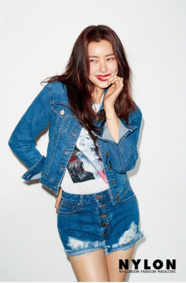 李哈妮最新杂志照展现特有可爱性感魅力