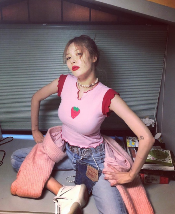 金泫雅晒美照草莓T恤和粉色外套搭配牛仔裤元气又活泼