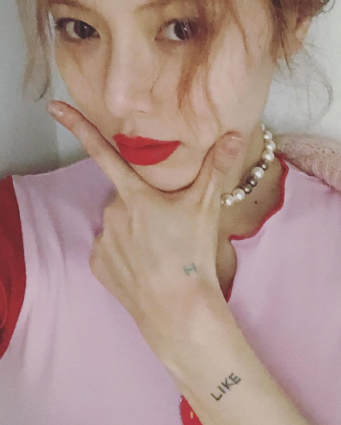 金泫雅晒美照草莓T恤和粉色外套搭配牛仔裤元气又活泼