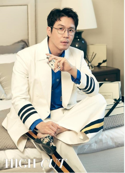 《天空之城》三名男主演郑俊浩、崔元英、金炳哲携手时装杂志照