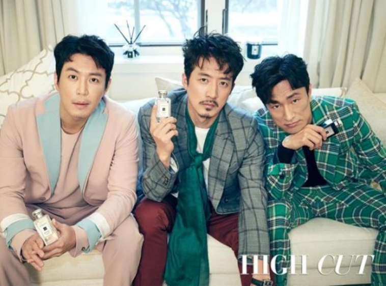 《天空之城》三名男主演郑俊浩、崔元英、金炳哲携手时装杂志照
