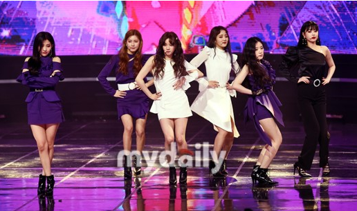宋雨琦 (G)I-DLE参加《show champion》现场直播黑发白裙清纯美