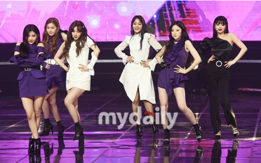 宋雨琦 (G)I-DLE参加《show champion》现场直播黑发白裙清纯美