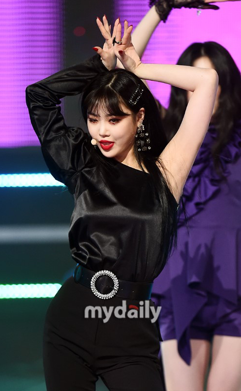 宋雨琦 (G)I-DLE参加《show champion》现场直播黑发白裙清纯美