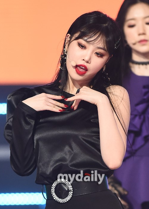 宋雨琦 (G)I-DLE参加《show champion》现场直播黑发白裙清纯美