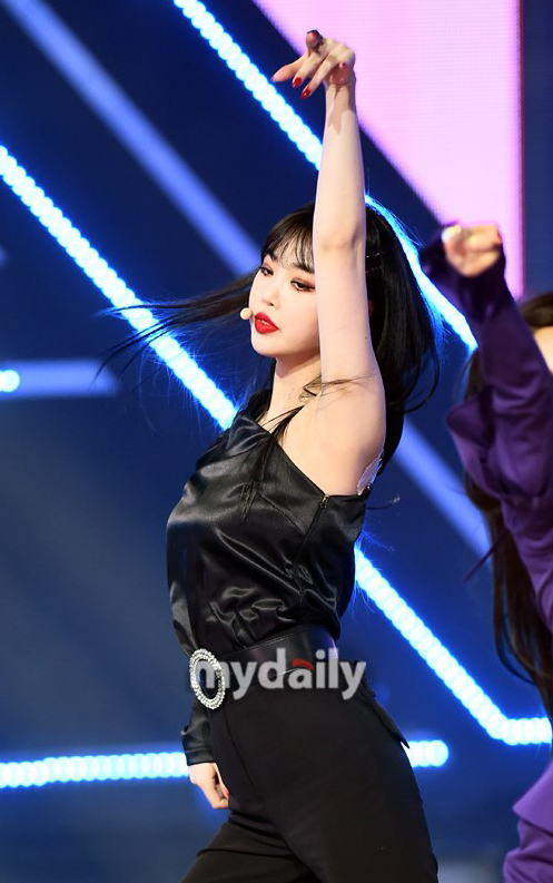 宋雨琦 (G)I-DLE参加《show champion》现场直播黑发白裙清纯美