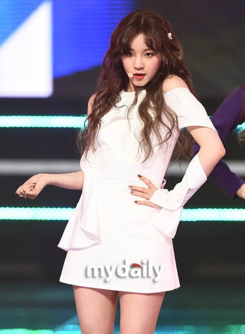 宋雨琦 (G)I-DLE参加《show champion》现场直播黑发白裙清纯美