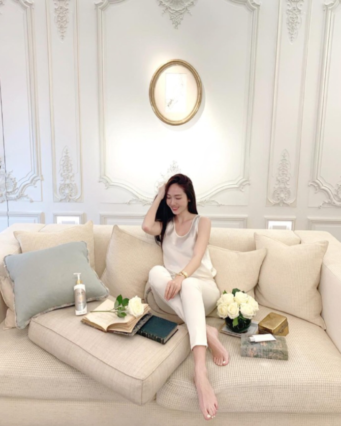 郑秀妍大秀白嫩美腿丝绸吊带睡裙显纤细身材