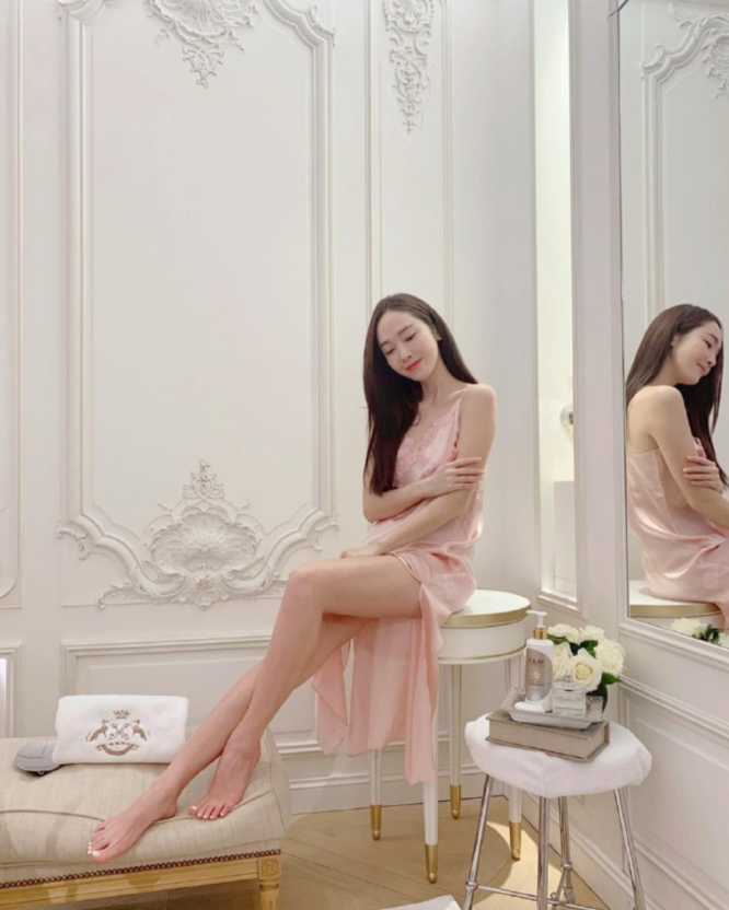 郑秀妍大秀白嫩美腿丝绸吊带睡裙显纤细身材