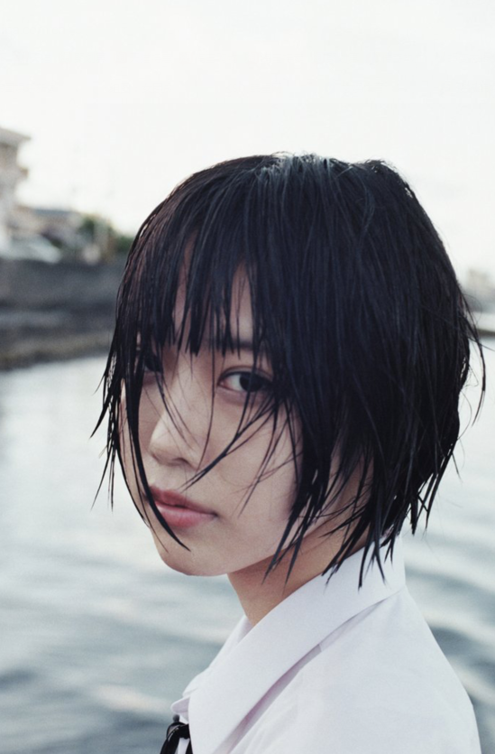 ano写真《ANOther》公开短发造型冷艳展现独特魅力