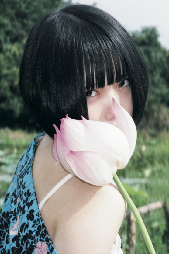 ano写真《ANOther》公开短发造型冷艳展现独特魅力